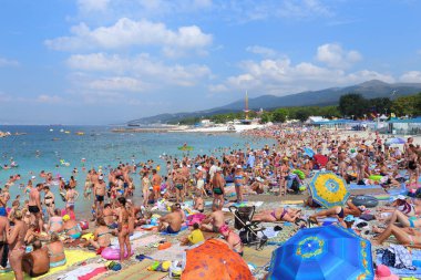 Rusya 'nın Kabardink tatil beldesinde turistlerle Karadeniz kıyısı