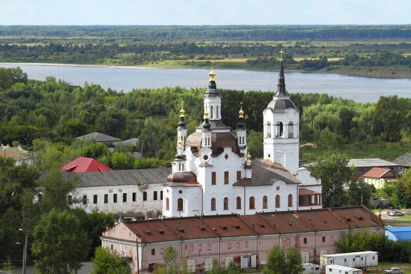 Вид на город с церковью Захарии и Елизаветы в Руссе — стоковое фото