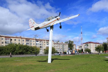 Sibirya 'nın Tobolsk şehrinde Yak-52 uçakları için anıt eğitimi