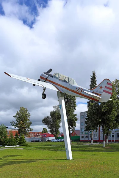 Le monument à la YAK-52 soviétique dans la ville russe de Tobolsk — Photo