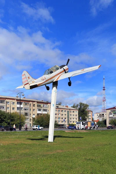 Monument avion d'entraînement soviétique YAK-52 dans la ville russe de — Photo