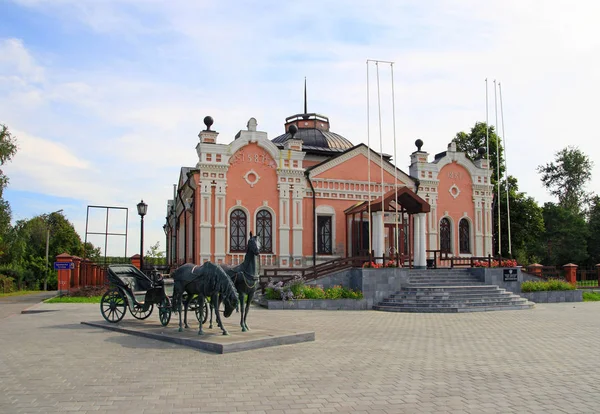 Das alte Gebäude des Museums auf dem Stadtplatz von Tobolsk in — Stockfoto