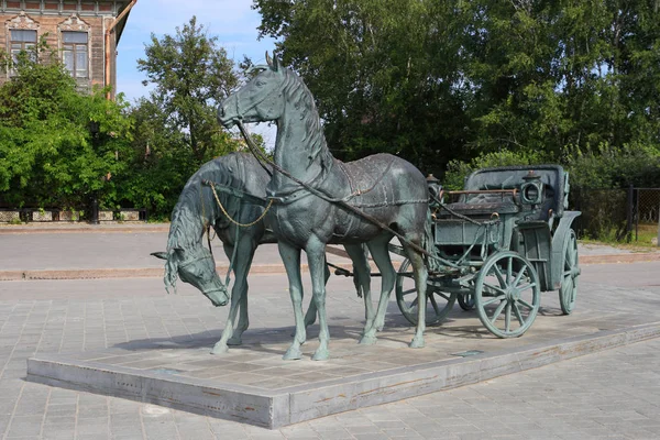 Bronz szoborkocsi lovakkal Tobo főterén — Stock Fotó