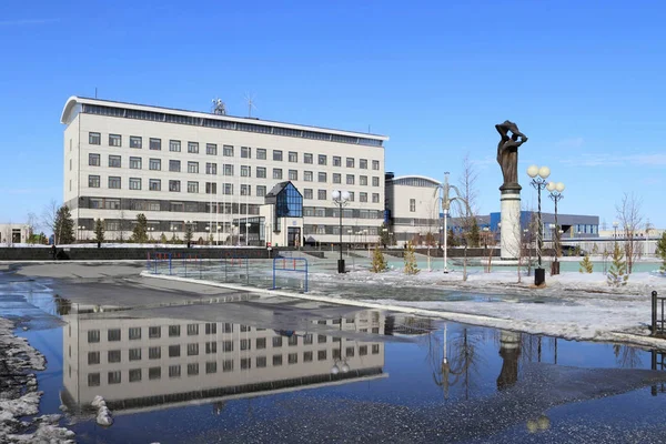 Plaza y edificio de oficinas de la sucursal Gazprom en Novy Urengoy en —  Fotos de Stock
