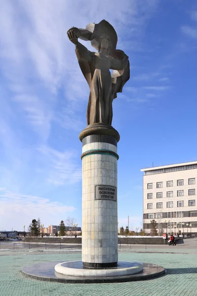 Monumento a los Pioneros del desarrollo de Urengoy en el Ya —  Fotos de Stock