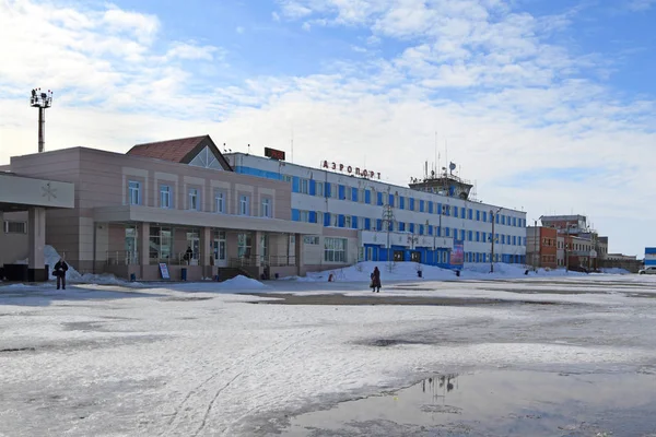 Le bâtiment de l'aéroport dans la ville de Novy Urengoy Yamalo-Nenets A — Photo