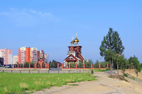 Kyrkan St Serafim av Sarov på sommaren i den sibiriska staden o — Stockfoto