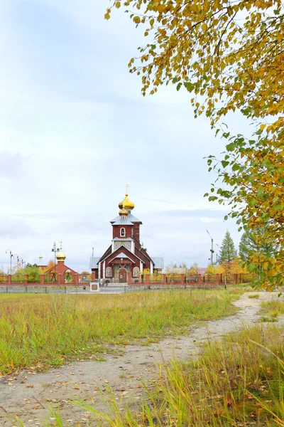 Kirche des Hl. Seraphim von Sarow im Herbst in der russischen Stadt — Stockfoto