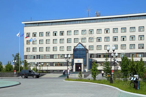 Het kantoorgebouw van een dochteronderneming van Pjsc Gazprom in Novy Uren — Stockfoto