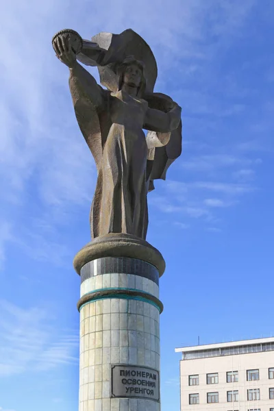 Пам'ятник першим будівельникам міста і газових родовищ в Ліцензійні Стокові Зображення
