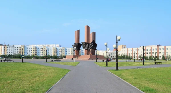 Emlékmű háborús hősöknek Novy Urengoy városában Oroszországban — Stock Fotó