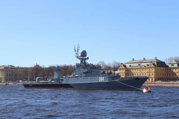 Pequeño buque antisubmarino Urengoy en el estacionamiento entre el N — Foto de Stock