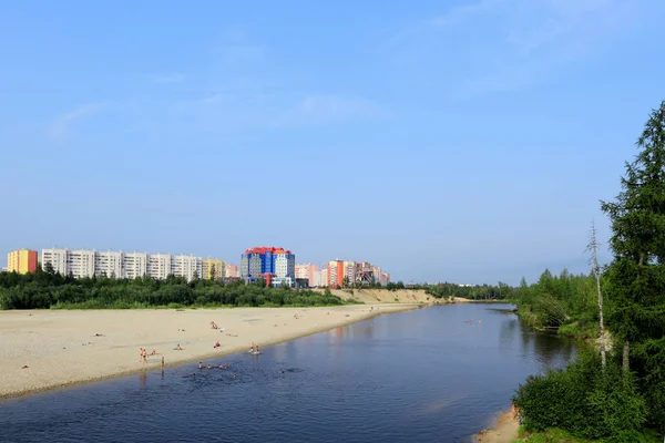 Paysage estival urbain de Novy Urengoy avec une rivière dans le Nord — Photo