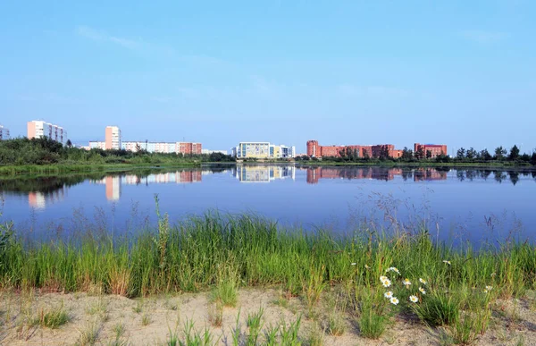 Letní krajina s rybníkem v Novém Urengoy na severu Wes — Stock fotografie
