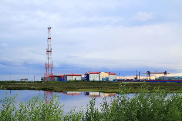 Vista serale con impianti industriali nel nord-ovest — Foto Stock