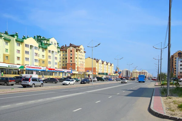 Перспектива міської вулиці в Новому Уренгої в Північному Сибіру — стокове фото