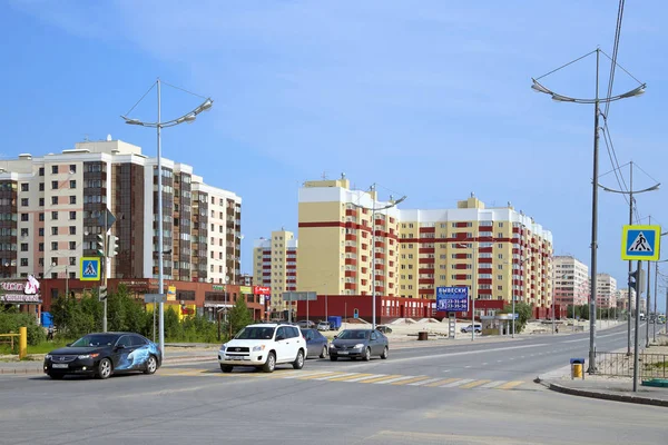 Stadsgatan en sommardag i Novy Urengoy i norra Sibirien — Stockfoto