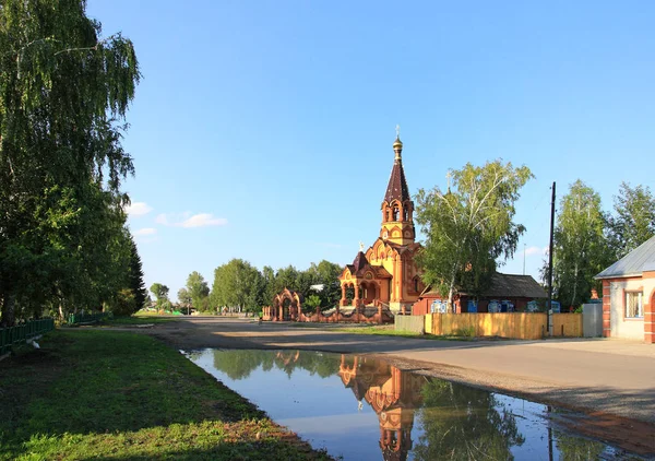 Rural street with a temple in the village of Srostki Altai terri — Stock Photo, Image