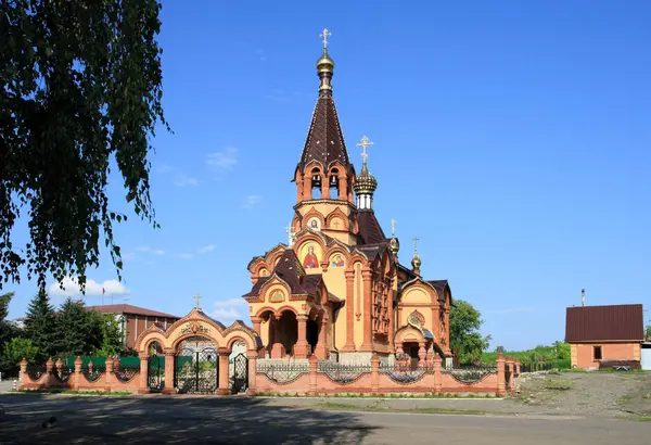 Сельская кирпичная церковь великомученицы Екатерины в деревне — стоковое фото