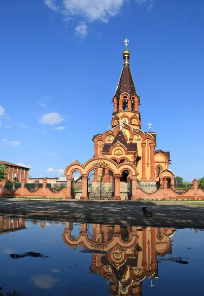 Plattelandskerk van de grote martelaar Catharina in het dorp Sro — Stockfoto