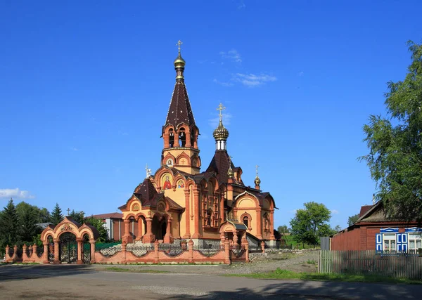 Православная церковь великомученицы Екатерины в деревне — стоковое фото