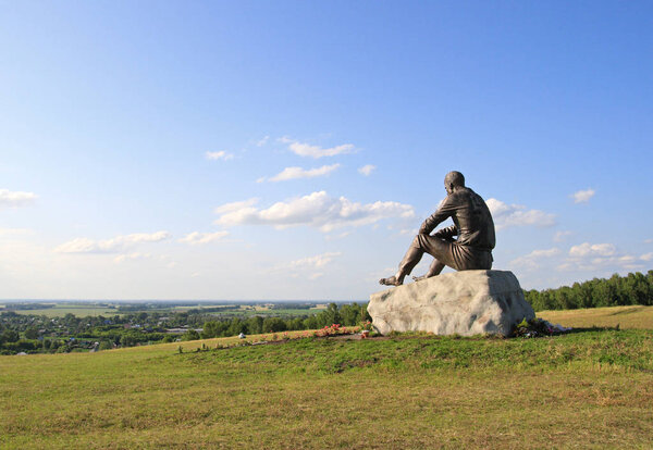 Вид на памятник Василию Шукшину и село Срост
