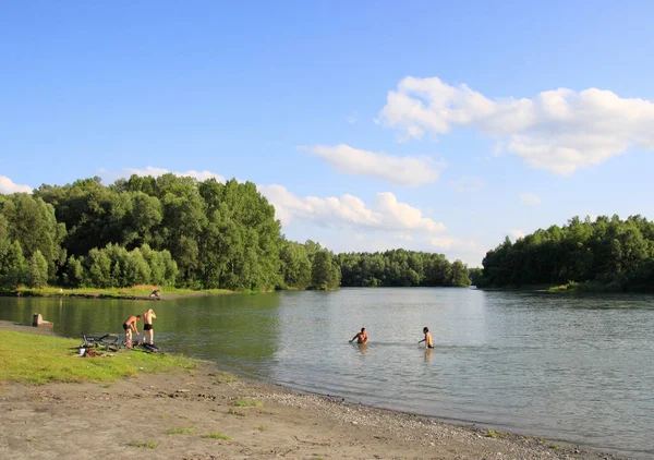 Ludzie kąpią się w rzece Katun na terytorium Altai w Rosji — Zdjęcie stockowe