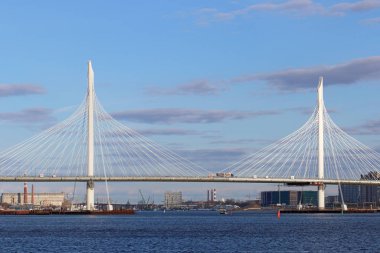 Petrovsk üzerindeki kablolu köprüden nehri izle.