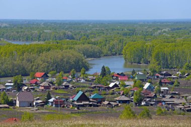 Sibirya köyü Srostki ve Altai Territ 'teki Katun nehri