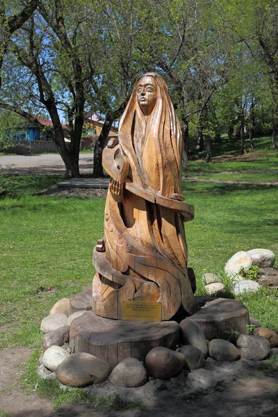Park of wooden sculptures in the village of Srostki in Altai in — Stock Photo, Image