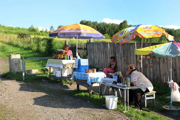 Trade in rural products on the trail to the monument to Shukshin — Stock Photo, Image