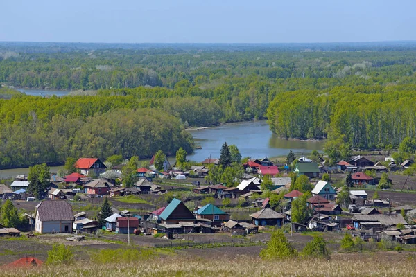 Siberian village Srostki and the Katun river in the Altai territ — Stock Photo, Image