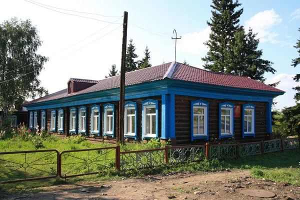 Κτίριο βιβλιοθήκης στο χωριό Σρόστκι στην περιοχή του Αλτάι — Φωτογραφία Αρχείου