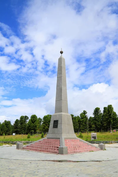 Obélisque en l'honneur du bicentenaire de l'entrée du peuple Altaï — Photo