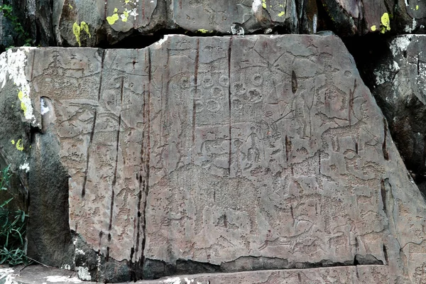 Skalní povrch s petroglyfy v horách Altai — Stock fotografie