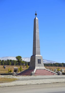 Ortaçağ 'ın 200. yıldönümü şerefine dağlarda dikilitaş.