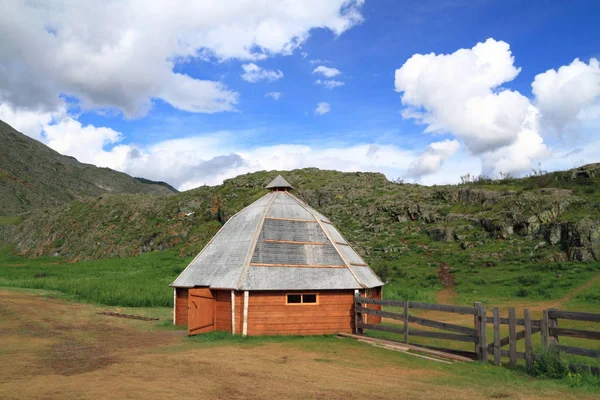 Habitação tradicional com o nome ail nas montanhas de Altai — Fotografia de Stock