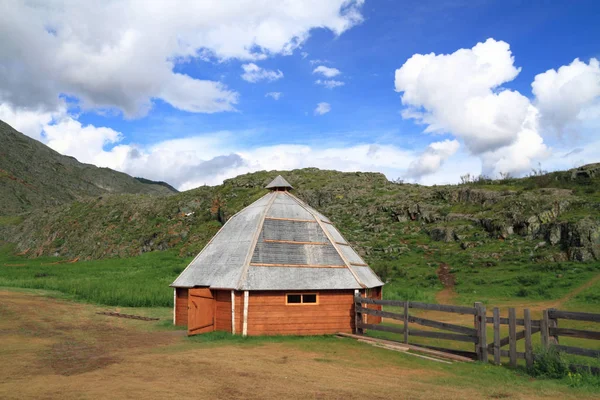 Altai dağlarında geleneksel konutlar. — Stok fotoğraf