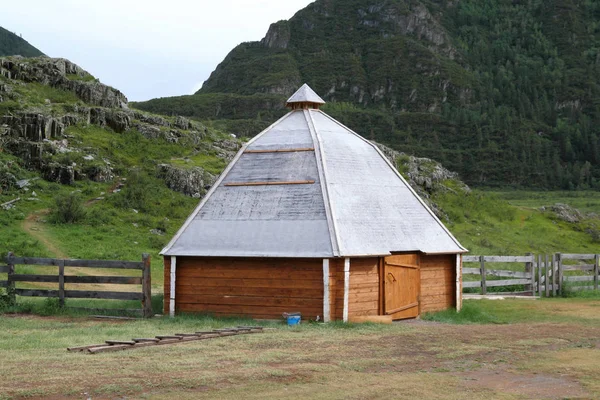 Housing of indigenous residents of Mountain Altai in Kalbak-Tash — Stock Photo, Image