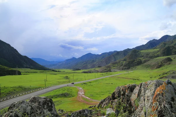 Paysage montagneux pittoresque avec une autoroute en République de — Photo