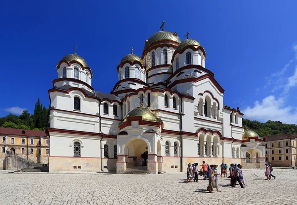 Parishioners and tourists on the territory of the Orthodox monas — Stock Photo, Image