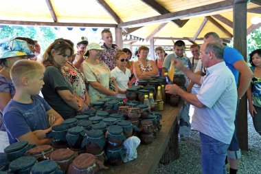 Turist grubu Abhazi 'deki bir arı kovanında ürünleri tadıyor.