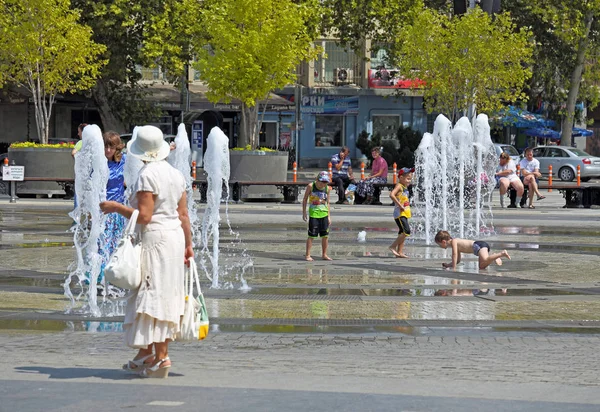 Niños felices entre la fuente en un día caluroso en Krasnodar Russ — Foto de Stock