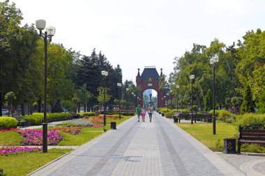 Rusya 'nın Krasnod şehrinin merkez sokağındaki gençler