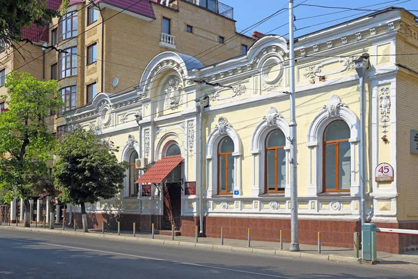 Beautiful building of children 's art school in the Russian city — стоковое фото