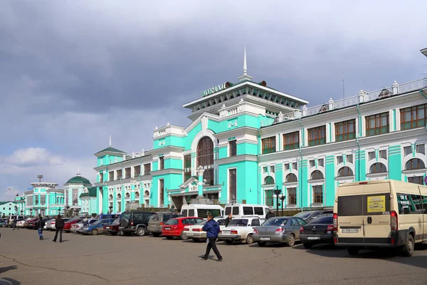 Rusya 'nın Omsk kentindeki tren istasyonu binası. — Stok fotoğraf