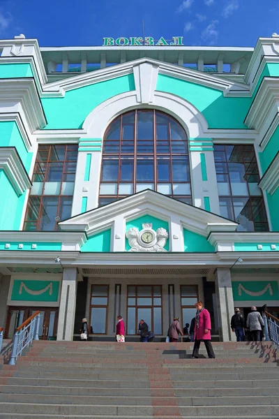 Вход в здание вокзала в российском городе — стоковое фото