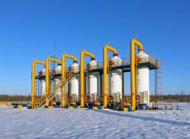 Sibirya 'da bir kompresör istasyonunda gaz taşıma ekipmanı
