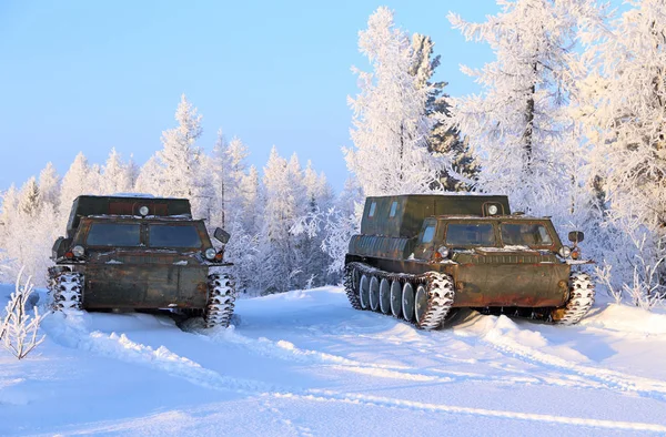 Vehículos todo terreno GAZ-71 en el fondo de la cubierta de nieve — Foto de Stock