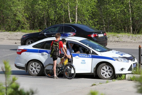 Police de la circulation voiture de patrouille et les adolescents sur les vélos dans la summe — Photo